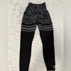 Bombshell Sportswear leopard animal print leggings S